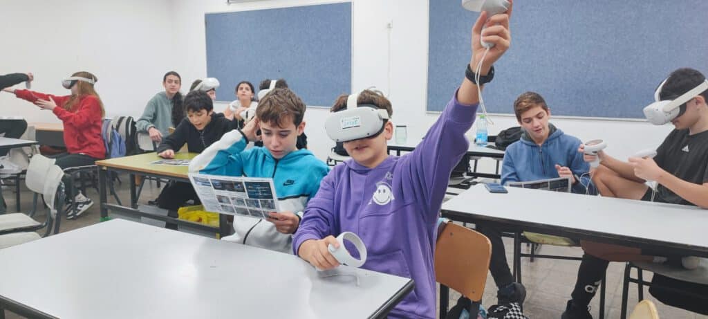 פעילות חלל לילדים בשילוב מציאות מדומה בבית ספר