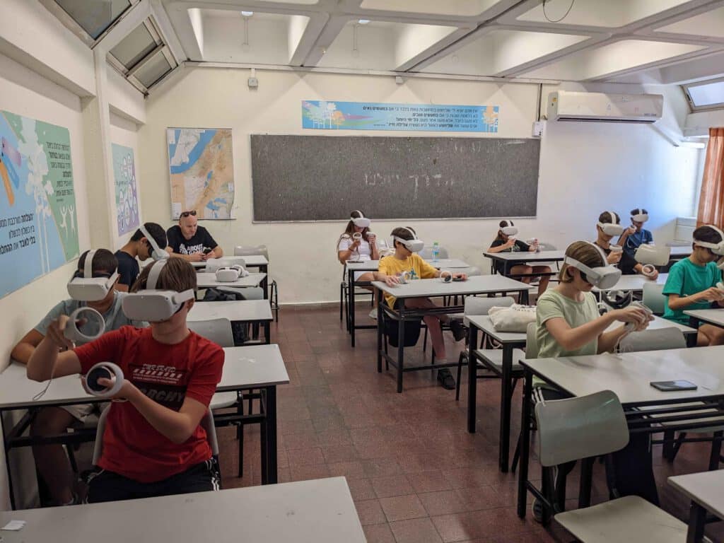 תלמידים עם משקפות מציאות מדומה אוקולוס קווסט על ראשיהם